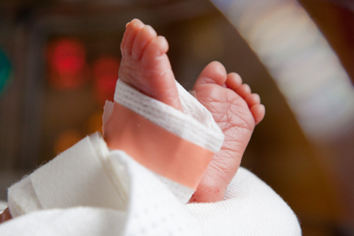 Photo of infant's feet in the NICU